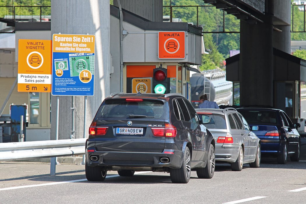 561 km, 06:10, Slovinskou známku kupujeme přímo na hraničním přechodu