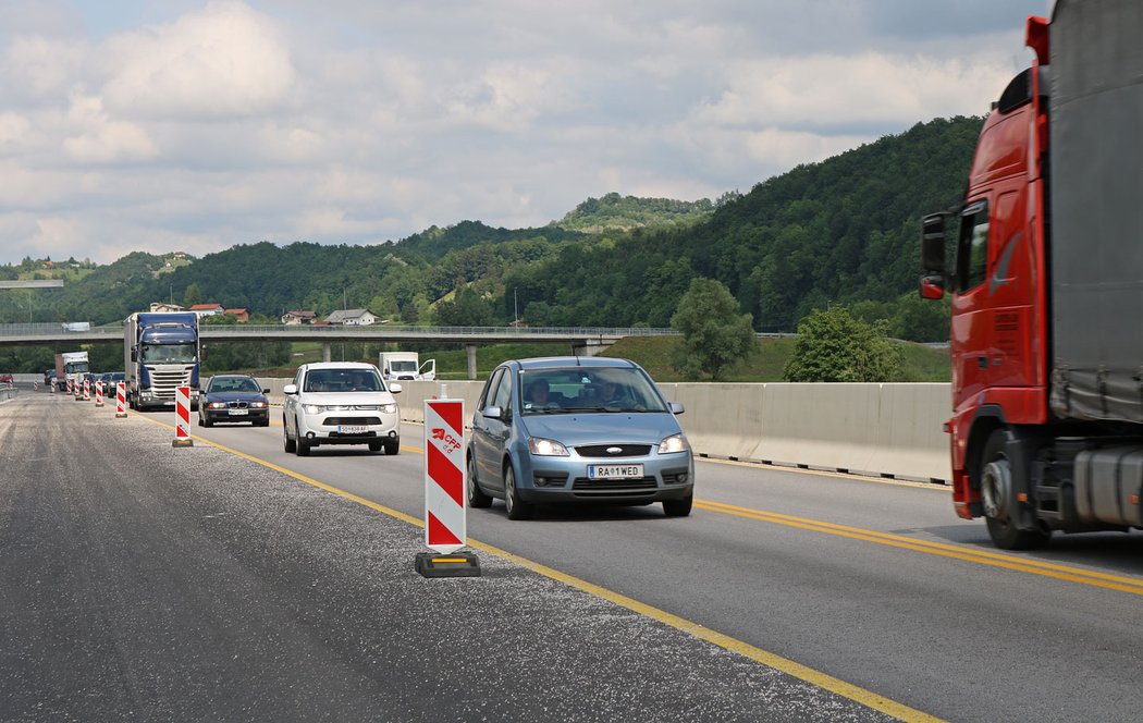 621 km, 07:00, Poslední kus k hranici je stále ve výstavbě, z větší části už se jede po budoucí dálnici