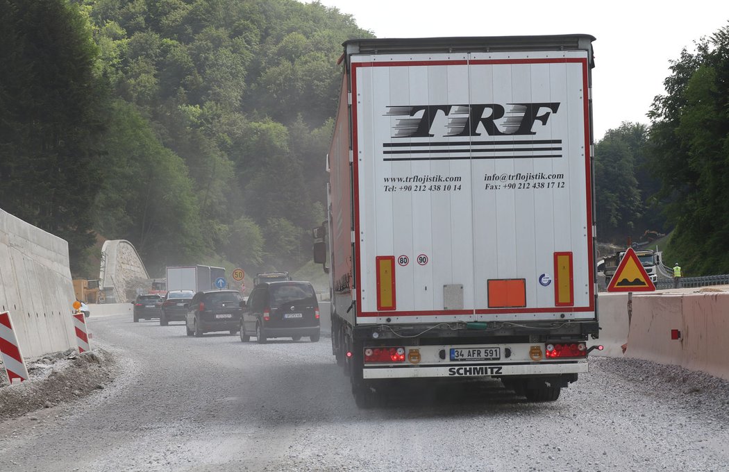 625 km, 07:10, Před hranicí se v tuto chvíli jede stavbou po štěrku