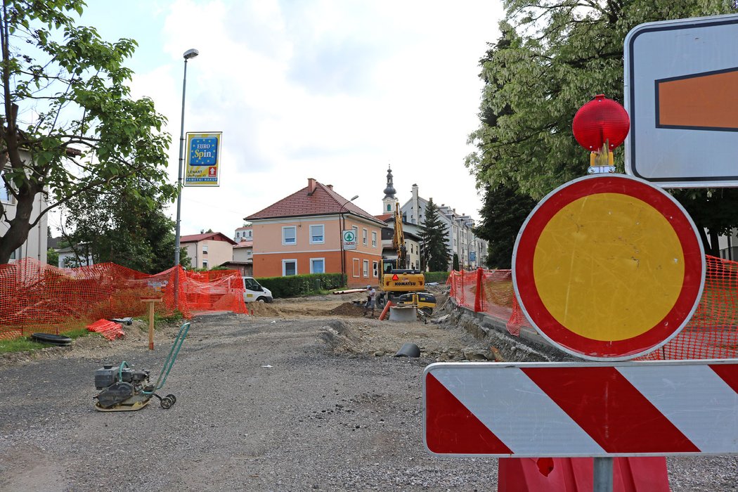 615 km, 06:10, Centrum Lenartu je letos rozkopané. Objížďka na Ptuj je ale značena.