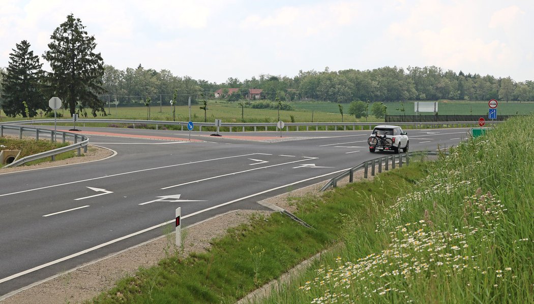 516 km, 05:10, Po dálnici následuje široká státní silnice