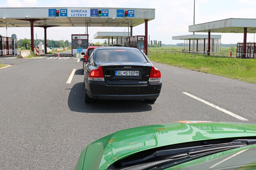 597 km, 06:15, Hraniční čekání při cestě zpět – Maďaři jsou důkladní!