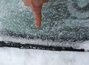 Pod ometeným sněhem na čelním skle obvykle bývá jednolitá vrstva ledu. Nejsilnější je v oblasti stěračů. Nikdy nepoužívejte k jejich rozhýbání stírače ani je neodtrhávejte násilím.