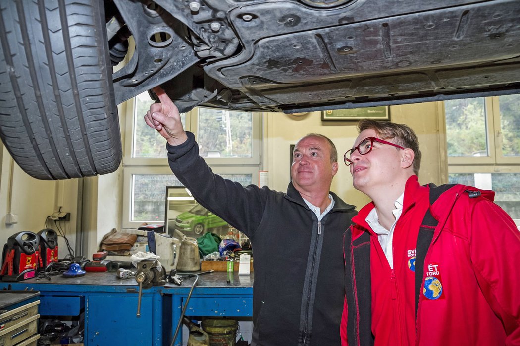 Dále jsme vyrazili do servisu. Auto nám zdarma zvedli.