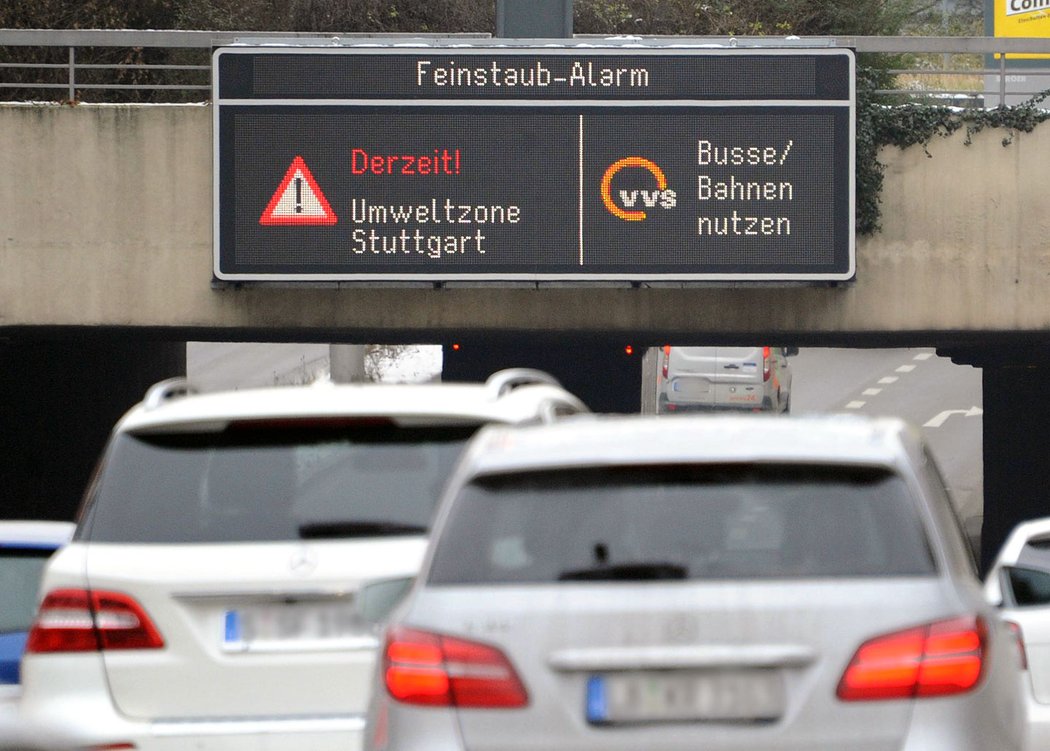 Stuttgart často trápí smog, proto zvažuje zákaz dieselů starších než Euro 6. Pokud ho v lednu schválí soud, budou následovat další města.