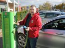 Evropa místo nich podporuje nabíječky pro elektromobily. Testovaný plug-in hybridní Mercedes 350e přitom dojede bez benzinu jen 18 km.