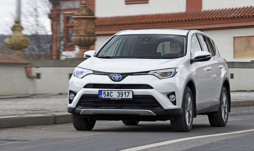 Hybridní pohon snižuje spotřebu zejména při klidné volné jízdě. Sto třicet po dálnici už je moc, RAV4 Hybrid pak žere přes devět litrů.