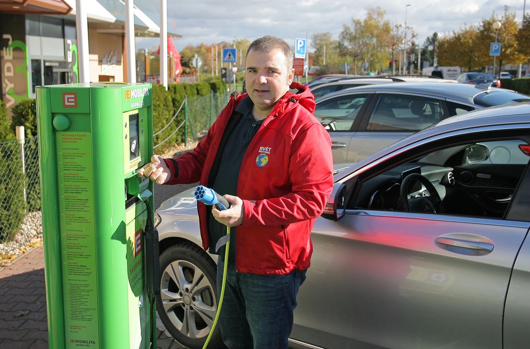 Evropa místo nich podporuje nabíječky pro elektromobily. Testovaný plug-in hybridní Mercedes 350e přitom dojede bez benzinu jen 18 km.