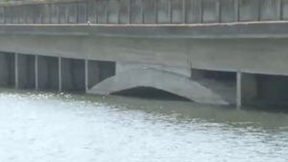 Exkluzivní video: Zatopený most u dálnice D1