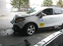 Některé automobilky se obávají rizika vznícení chladiva při nehodě, přestože se při schvalovacím řízení neprokázalo. Opel v dubnu demonstroval bezpečnost nárazovým testem.
