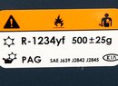 Náplň bezpečně prozradí štítek pod kapotou - nové médium (písmeno R místo HFO je obchodní označení).