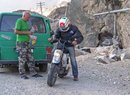 Motocyklisty jistil po cestě doprovodný transportér s logem Světa motorů