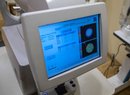 Měření automatickým refraktometrem odhalí hodně, ale stejně by vždy měla následovat tradiční kontrola optometristou, který vám před očima vyměňuje čočky a táže se, jak vidíte jednotlivé obrazce.