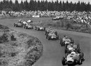 Na prvním místě v závodě sezony 1957 jede Mike Hawthorn před Peterem Collinsem (oba Ferrari). Jedničku má na kapotě Juan Manuel Fangio, který nakonec vyhrál.
