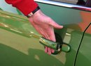 Pokud nechcete při otvírání auta s bezklíčovým přístupem zuřit, dejte kolegům instrukci, aby jej zamykali vždy jen přiložením prstu na kliku. Po zamknutí klíčem mnohdy nejde odemknout bezklíčově.