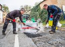 Revoluční oprava obecních komunikací: Výtluky mizí i v zimě. Za pár minut!