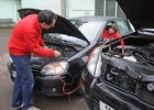 Startování přes kabely: Když je auto bez proudu