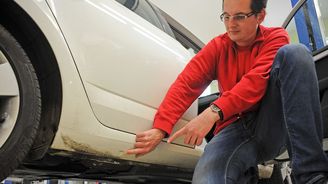 Jen u některých aut je místo pro nouzový hever z výbavy vozidla shodné s tím pro dílenský zvedák. Jen u některých aut je místo pro nouzový hever z výbavy vozidla shodné s tím pro dílenský zvedák.