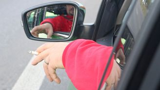 Kouříte v autě a vyhazujete nedopalky z okna? I v Česku vás to může vyjít draho! Kouříte v autě a vyhazujete nedopalky z okna? I v Česku vás to může vyjít draho!