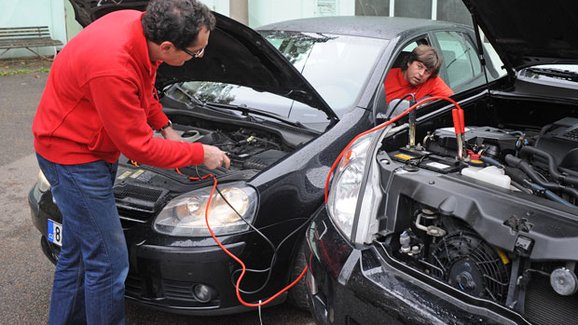 Startování přes kabely: Když je auto bez proudu
