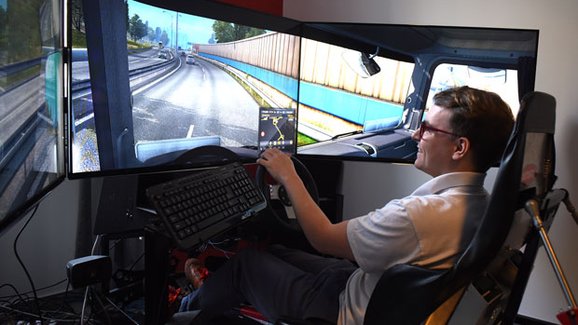 Vyzkoušeli jsme simulátor pro řidiče kamionu: Neskutečně reálná hra!