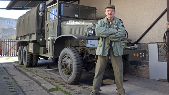 Nadšenec dokonale zrenovoval legendární vojenskou techniku!