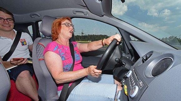Bezplatné řidičské kurzy pro seniory: Důchodci jedou!
