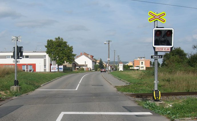 Když na železničním přejezdu nebliká bílé světlo. Můžu pokračovat v jízdě? | auto.cz