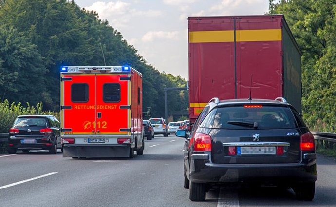 Jak se řadit v kolonách: Záchrannou uličku neovládáme