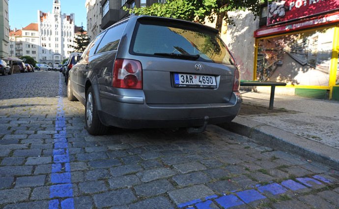 Parkovací karty v Praze na prodej. Je to vůbec legální?