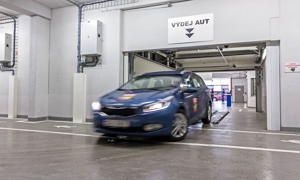 Celý systém hlídají a obsluhují stovky laserových čidel a elektromotorů.