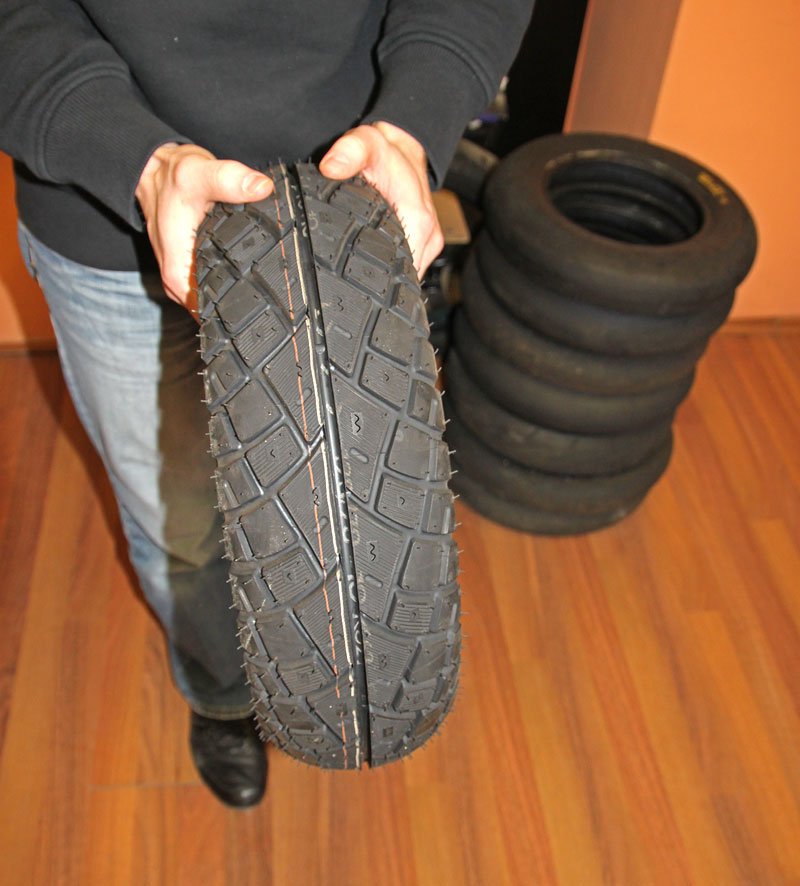 Dobrým tipem na zimní jezdění jsou speciální sezonní pneumatiky. Třeba poslíčci na ně nedají dopustit.