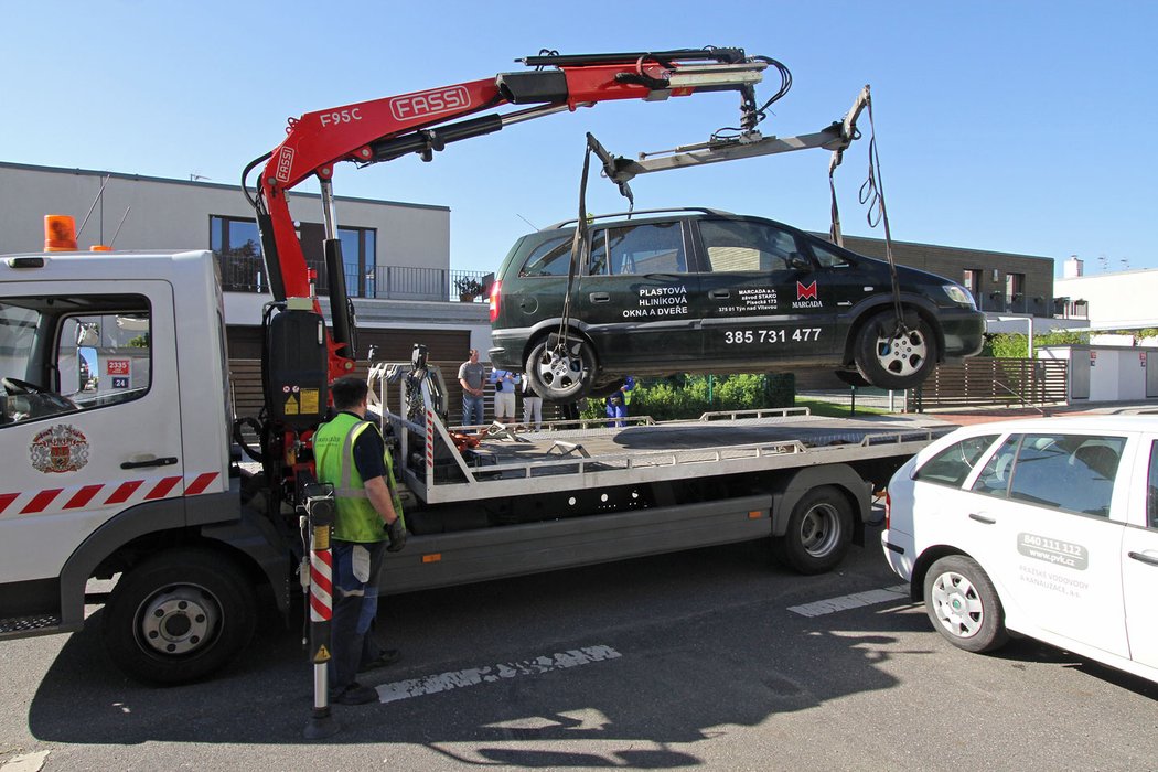 Auto se pomalu přenáší nad korbu. Naložení je hotové za pět minut.