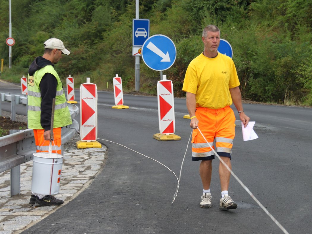 K rozvržení čar slouží staré horolezecké lano. To přesně ukáže, jak bude pruh zakřivený.