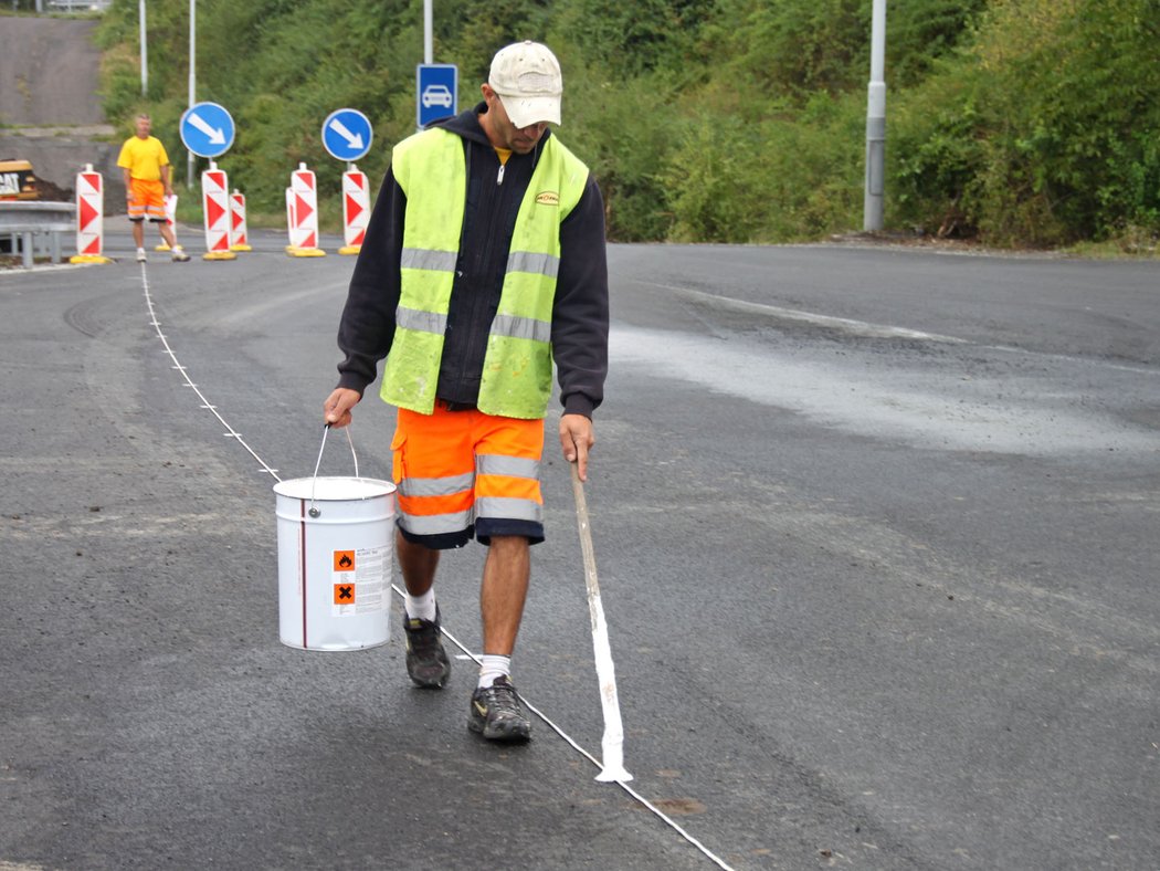 Dělník pak jde po trase, kterou vyměřilo lano, a tečkuje. Trassar pak body spojí.