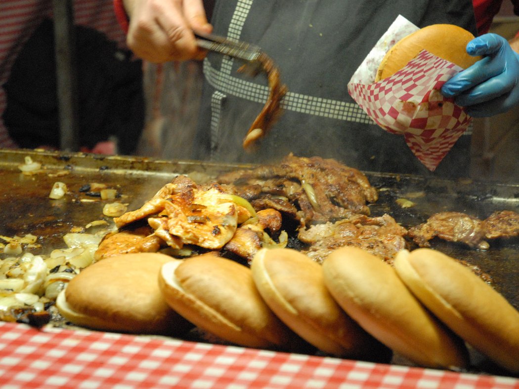 Specialita, kterou musíte ochutnat: cigánská pečínka. Nabízí se v kuřecím i vepřovém provedení a stojí stovku.