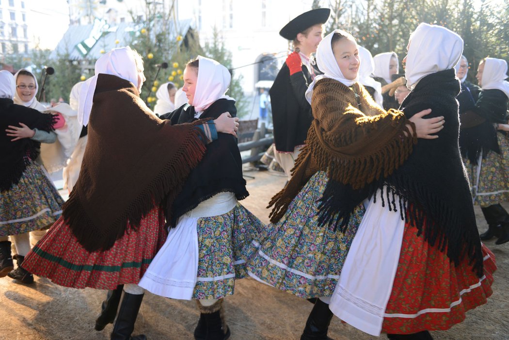 Oslavy vánočních svátků se v Krakově neobejdou bez místních folklorních umělců a koled v podání dětských hudebních souborů na velkém pódiu