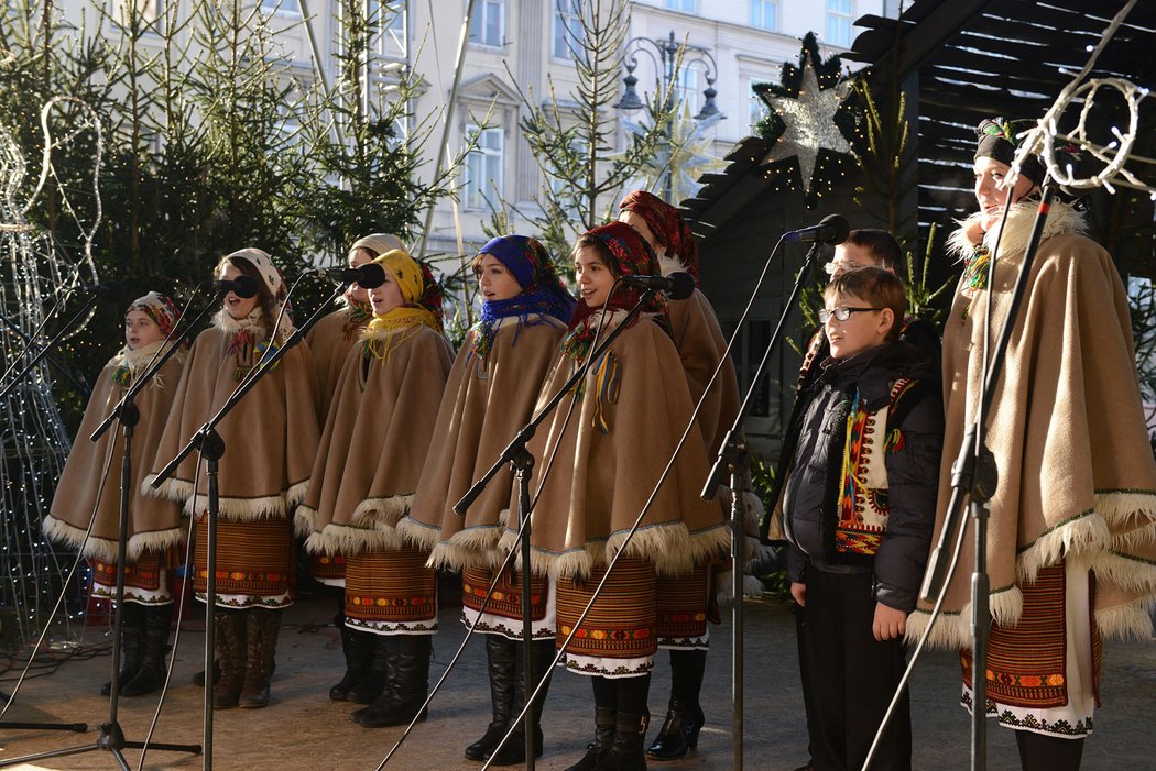 Oslavy vánočních svátků se v Krakově neobejdou bez místních folklorních umělců a koled v podání dětských hudebních souborů na velkém pódiu