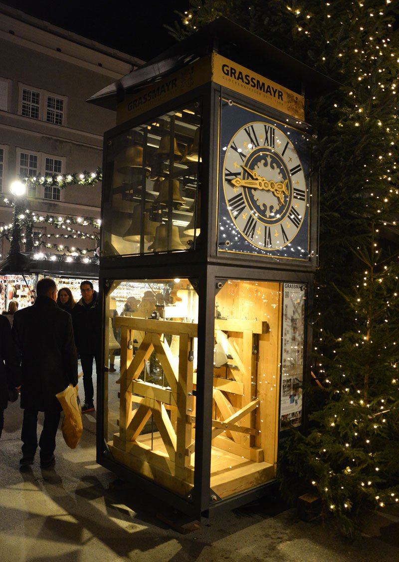 Z daleka viditelnou atrakcí Christkindlmarktu jsou hodiny se zvonkohrou