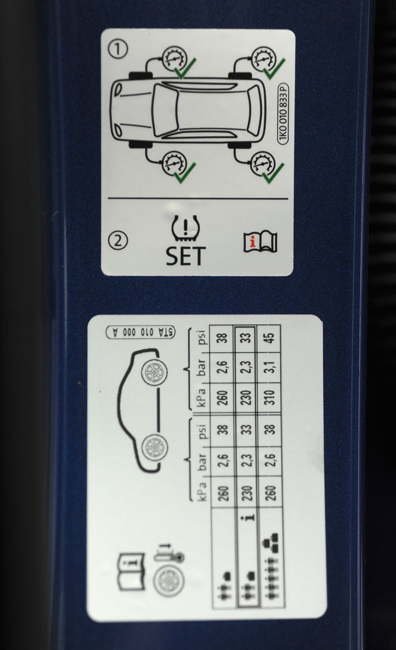 Návod ke změření tlaku a následně stisku symbolu „Set“ patří k nepřímému měření. Na Volkswagen Touran s opravdovým TPMS se ocitl omylem.