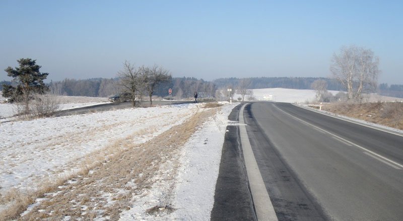 Misto, kde auto sjelo z vozovky. Stopy pneumatik jsou jasně patrné.