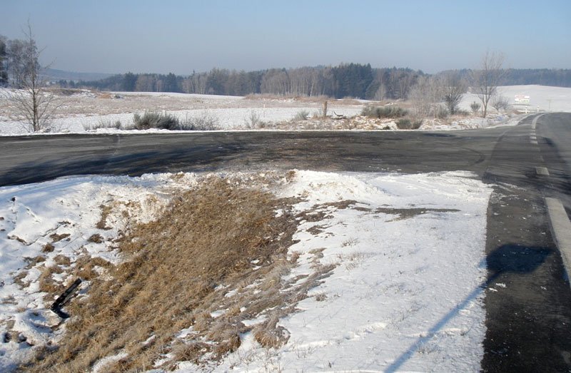 příkopu byl vůz s posádkou vymrštěn a boční silnici přeletěl