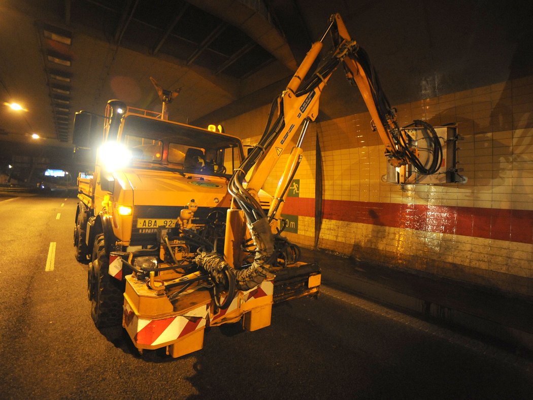 Unimog U 1650 s mycí nástavbou Mulag