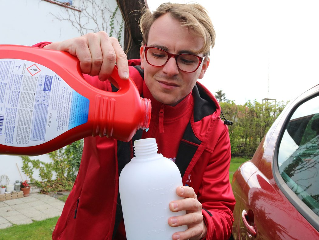 Stačí smíchat trochu prášku s horkou vodou a můžeme na věc.