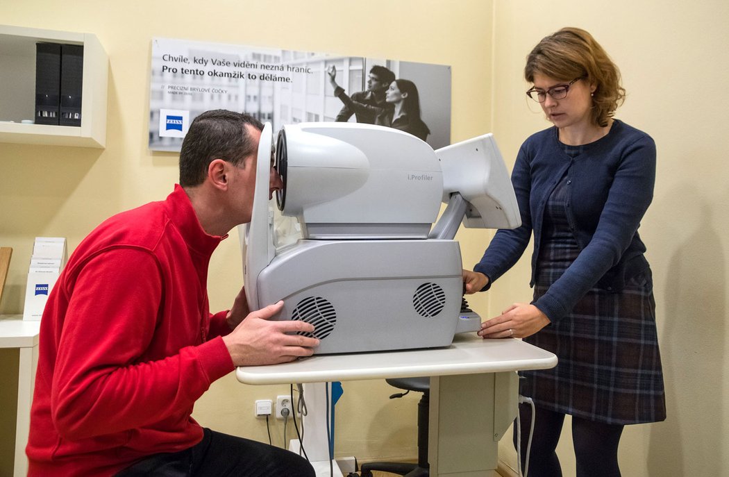 Měření automatickým refraktometrem odhalí hodně, ale stejně by vždy měla následovat tradiční kontrola optometristou, který vám před očima vyměňuje čočky a táže se, jak vidíte jednotlivé obrazce.