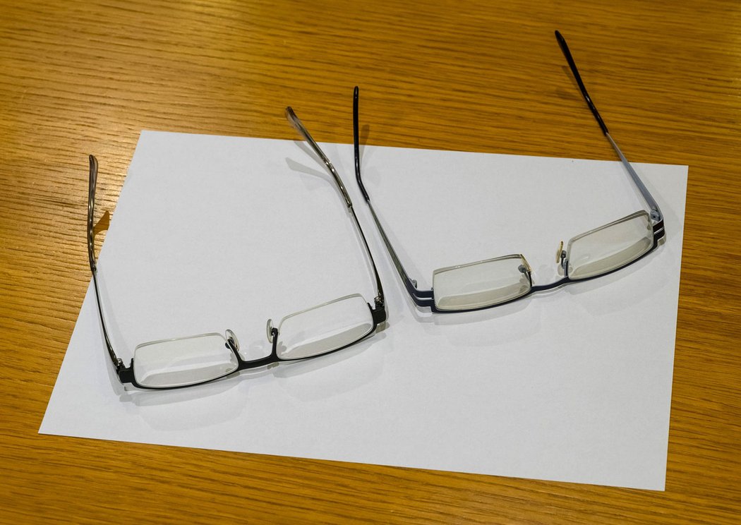 Samozabarvovací brýle (vpravo) se pro noční jízdy nehodí. Nikdy totiž nejsou úplně čiré, takže pohltí dost světla a vidíte hůře.