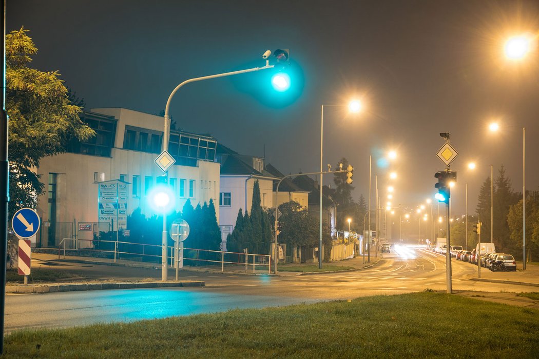 Normálně vidíte světla včetně semaforů nějak takto. Jejich zmenšení na samotnou osvětlenou plochu nám paradoxně ze začátku dělalo problém.