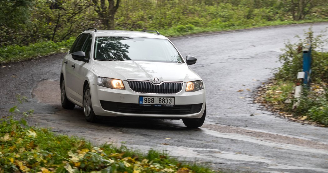 Měkčí naladění verze Active se přes hrboly nese lehce, bubnování je uvnitř pouze slyšet