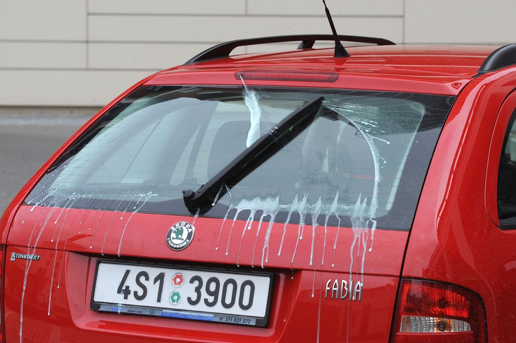 Často si majitel do auta přivede kapalinu sám prostřednictvím ostřikovače.