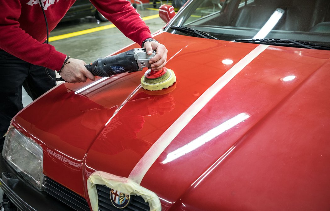 Matný a lehce poškrábaný lak se dá ještě zachránit profesionálním rozleštěním. Pokud ani to nepomůže, musí se lehce obrousit vrchní vrstva. Auto je pak jako nové.